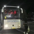 Kamenovan srpski autobus na relaciji Beograd-Štrpce kod Vitine: Putnici uznemireni (video)