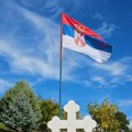 Ponosno se vijori zastava: Vraćena srpska trobojka na spomenik kod Orahovca (foto/video)
