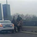 Drama na Brankovom mostu, policija stigla munjevitom brzinom Starija žena htela da skoči? Uspeli da je odvrate od te namere…
