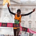 Oboren svetski rekord na maratonu u Londonu – kenijska atletičarka istrčala za dva sata i 16 minuta