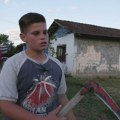 Radoje rasplakao Srbiju: Ima samo 12 godina, živi sa bakom i sestrom u trošnoj kući, sam kosi i čuva stoku: "Odgajam ga od…