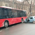 Saobraćajna nezgoda u Nišu: Fiat Punto udario u autobus sa 25 putnika [VIDEO]