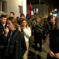 Protest ispred policijske uprave u Čačku: „Mi kući ne idemo dok ne dobijemo odgovor ko je tukao našu decu“