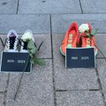 Patike, cveće, godine rođenja i smrti: Emotivan pomen ispred Evropskog parlamenta za 16 stradalih (VIDEO)