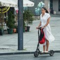 "Moraće svi da budu registrovani": Kakva su pravila za vozače električnih trotineta i zašto su neophodne nalepnice