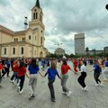 Maturanti zrenjaninskih srednjih škola i ove godine plesali kadril na Trgu slobode (FOTO/VIDEO)