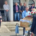 (Foto) sahrana Damira Dokića, oca Jelene Dokić 14: ljudi, bez umrlice, samo sin i nepoznata žena u suzama