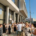 FOTO: Skup podrške učiteljici OŠ "Đura Daničić" ispred Gradske uprave za obrazovanje