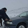 Drama na putu kod Tutina: Putnici ostali zaglavljeni u kijametu, sneg napadao, automobil ni da mrdne, a onda su se niotkuda…