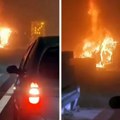 (Видео) Велика буктиња на путу: Запаљен аутомобил, пламен куља из предњег дела, стварају се гужве