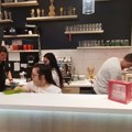 (Video) Kafić u Srbiji u kome piće nema cenu: Dečak im je rekao: "Propašćete, nemate alkohol", ali vidite ih danas!