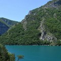Divni prizori na Pivskom jezeru: Pogledajte kako srna preplivava jezero