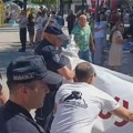 Policija oduzela transparent "Studenti pobeđuju" tokom Ekspo karavana u Kruševcu