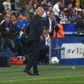 Da uđe na teren bio bi najbolji! Zidan u sakou i cipelama magičnim potezom usred utakmice oduševio planetu