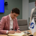 Premijerka iz Londona Odobrava se ogroman kredit Srbiji, deo ide za ntp