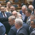 Metež u Skupštini: Opozicioni poslanici blokirali sednicu, Martinović prinuđen da je napusti