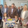 Obradovali predsednika poklonom: Nasmejani mališani u Srpcu otpevali Vučiću pesmu "Mi smo deca neba"