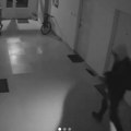 Beograđani pobesneli Objavljen snimak sigurnosnih kamera, muškarac ušao u zgradu. pa uradio nešto nečuveno (VIDEO)