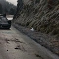 Izgubio kontrolu i sleteo sa puta zbog poledice: Saobraćajna nesreća kod Kremna: Automobil se prevrnuo na krov (foto)