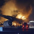 (VIDEO) Zapalio se avion na pisti u Tokiju