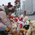 Moskva se i danas oprašta od nastradalih Ljudi stoje na kiši, nose cveće i igračke (VIDEO)