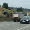 Na putu ka Zlatiboru Vatrogasci izvlačili iz prevrnutog vozila putnike (foto)