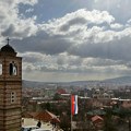 Srbi na Zadušnice obišli groblje u južnom delu Kosovske Mitrovice, spomenici porušeni, groblje u korovu