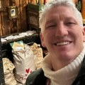 Bastijan uslikan sa novom devojkom? Fotke sa Majorke dok se drži za ruke sa zgodnom plavušom obišle svet