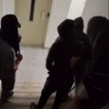 Horor u Beogradu, krv pljušti na sve strane! Tuku muškarca štanglom i sve snimaju, otkriveno ko je on!