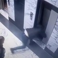 (Uznemirujuće!) dete (2) upalo u okno lifta, otac skočio za njim! Majka gledala kako se bore za život, a komšije na spratu…