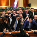 Snimak žestokog nasilja u parlamentu: Poslanici albanske opozicije bakljama krenuli na policiju