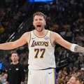 Povredio se Luka Dončić! Derbi Los Anđelesa obeležen povredama, LeBron Džejms ubacio 36 poena