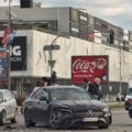 (Foto) Silovit sudar kod tržnog centra u Novom Sadu! Na prometnoj raskrsnici skucao se "mercedes", srča po putu