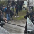 (VIDEO) Muškarac sa pištoljem u ruci prišao grupi koja je napala građane i novinara u Bajinoj Bašti