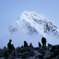 Oboren rekord: na Mont Everest se u jednom danu popelo 274 planinara