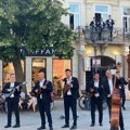 Tamburaši Velikog tamburaškog orkestra RTV-a iznenadili Novosađane i najavili dvodnevni muzički događaj "RTV piknik – ponesi…