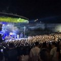 Domaćinski u Nišu: Tropiko i Amadeus bend zapevali na letnjoj pozornici Niške tvrdjave, publika u potpunom transu (foto)