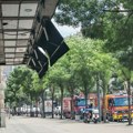 Terazije pune vatrogasnih vozila, svi se sklanjanju, oči uprte u jednu zgradu