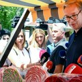 "Vidi šta sam dobio za hiljadarku" Vučić u Babušnici: Probao domaće bombone, evo šta je izabrao za sina (video)