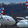 Avionu Ameriken erlajnsa pukle dve gume pred poletanje