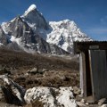 Mont evrest se topi: 6.000 litara urina dnevno dodatno opterećuje glečer Kumbu u Nepalu