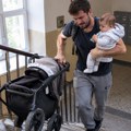 "Kako svaki dan da nosim bebu i kolica na 5. sprat?!" Zbog naredbe upravnika zgrade, stanari ostali u šoku, a evo šta o tome…