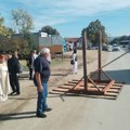 Za dlaku izbegnuta tragedija u Bratmilovcu: Autobusko stajalište palo pored škole, ljudi bili ispod njega