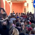 3.000 Ljudi ostalo ispred hale u Smederevu, Vučić im se obratio: Vi ste naša snaga! Živela Srbija, idemo da se borimo