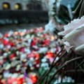 U Pragu okovanom tugom – cveće, sveće uz poslednje poruke stradalima