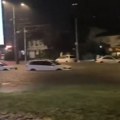 Apokalipsa u Beogradu: Noćni klub potopljen, ljudi vrište u vodi do kolena, bujice se slivaju niz ulice, od automobila se…