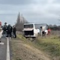 Vozač preminuo za volanom: Autobus sa 25 putnika sleteo s puta: Povređene četiri žene (foto)