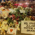 Kažnjen muškarac koji je mokrio po cveću za nastradale pod nadstrešnicom: Novčano i zatvorom