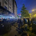 (VIDEO) Tokom celog dana protest ispred SNS prostorija u Novom Sadu: Žandarmerija između dve grupe