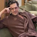 (Foto) Miloš Biković samo u bademantilu: Zbog privatnih slika ženama pale vilice, a glumac poručuje: "Osvežen i odmoran"